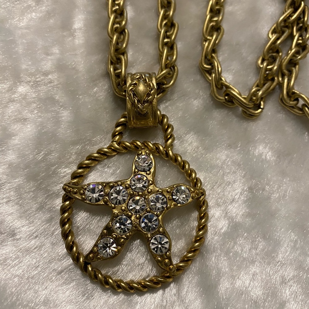 ☘️CAbi Starfish Gold Tone Medallion Rhinestone Toggle Rope Necklace